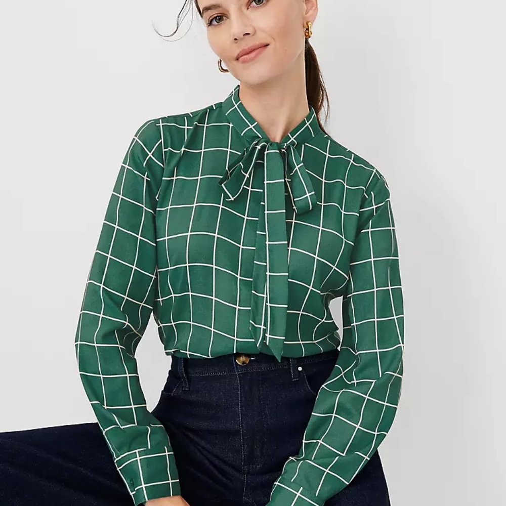 Ann Taylor Green and white geometric pattern blouse